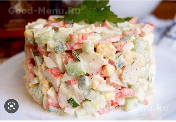 Салат "Крабовые палочки с огурцами"