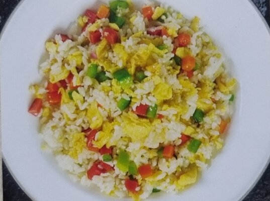 Жареный рис с овощами