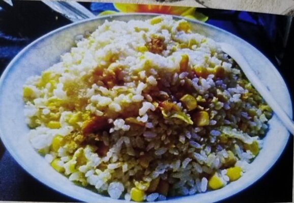 Жареный рис с кукурузой и яйцом