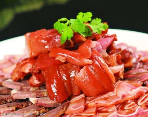 Мясная тарелка (говядина,рулька,язык,свиные ушки)с чесночным