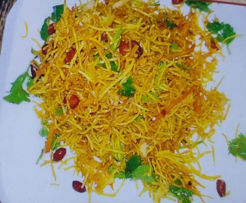 Салат три соломки (картофель,лук,морковь,арахис)